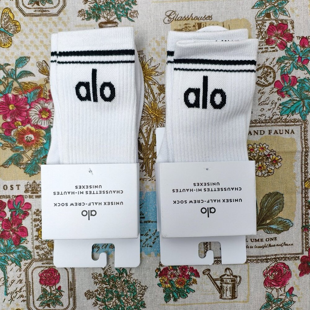 👑POSH NWT ALO Yoga Socks 2 Pairs